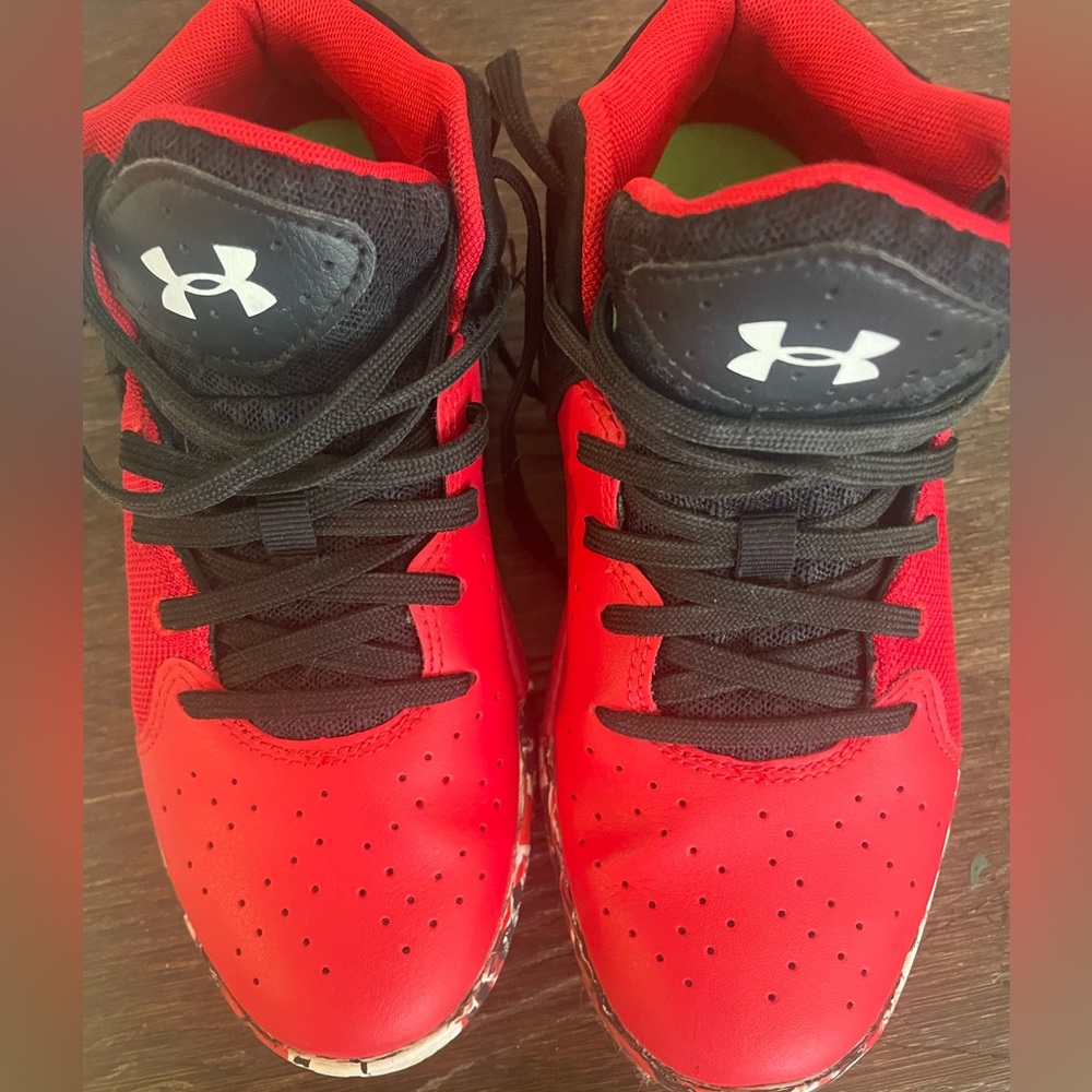 Under Armor kids shoes (size 2.5Y)